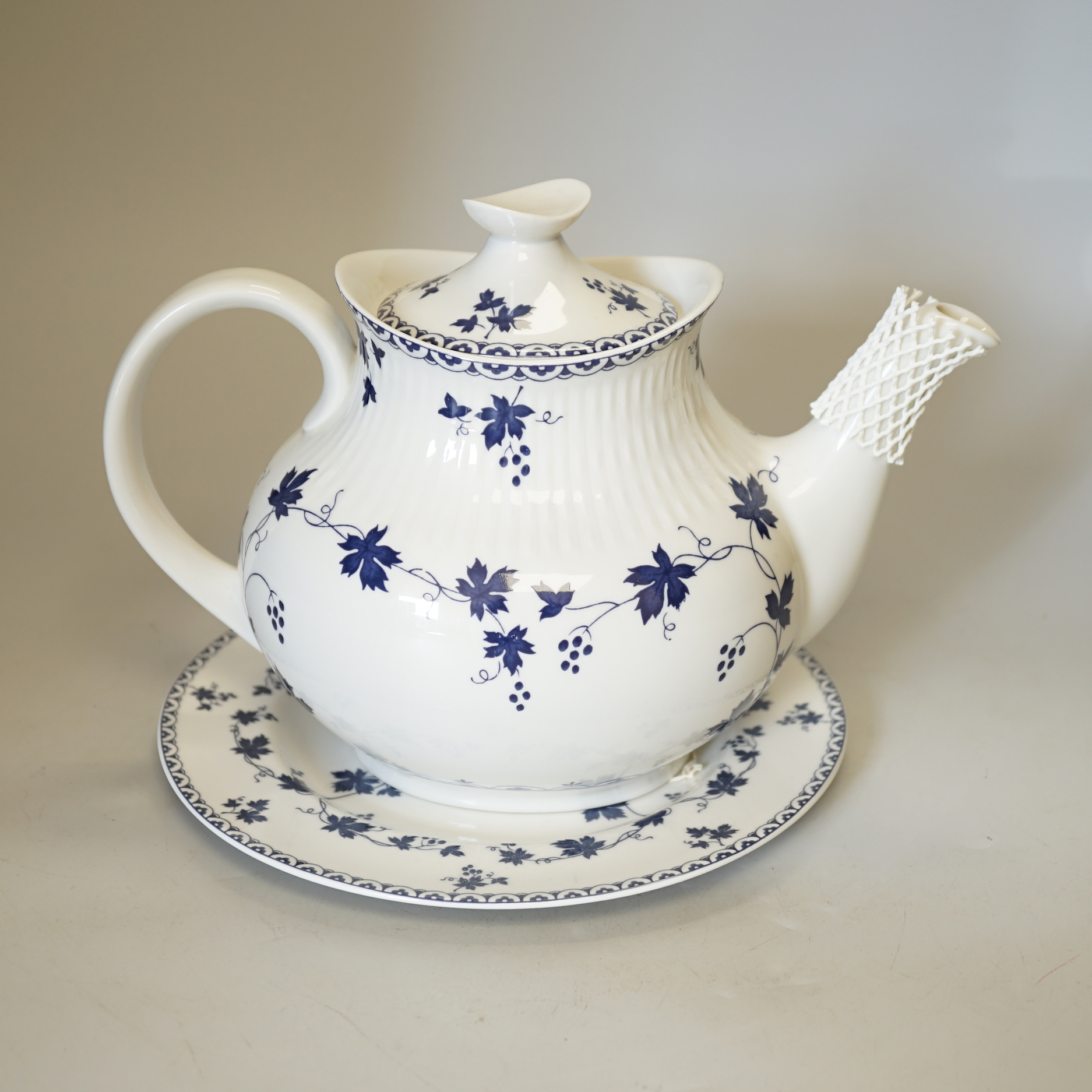 A Royal Doulton “York Town” dinner and tea service